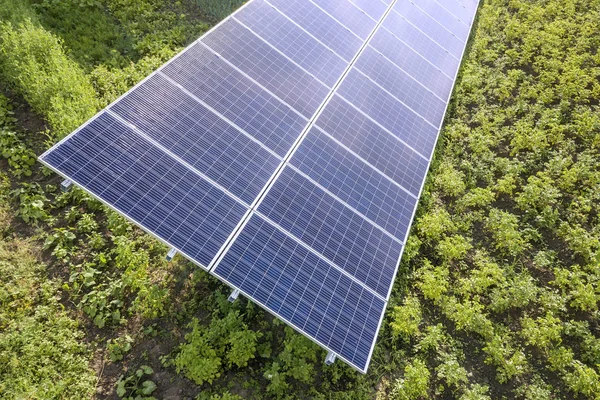 Blå solpaneler för ren energi på grönt gräs. — Stockfoto