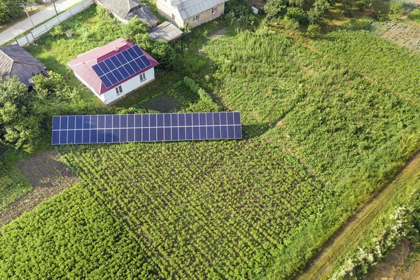 Flygvy över ett hus med blå solpaneler för ren energi. — Stockfoto