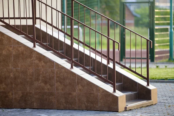 Betonowe schody pokryte płytkami ceramicznymi z metalowymi balustrady o — Zdjęcie stockowe
