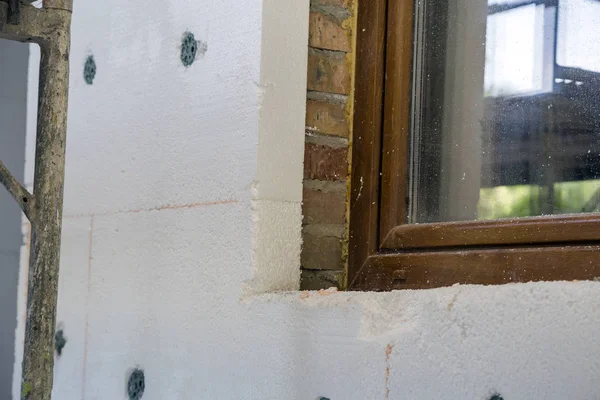 Lavoro di isolamento di pareti di casa con fogli di polistirolo . — Foto Stock