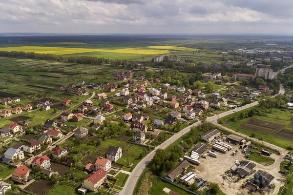 Paisaje aéreo de pequeña ciudad o pueblo con filas de residentes — Foto de Stock