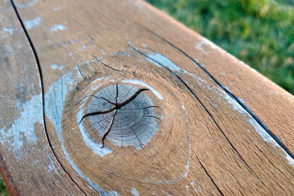 Крупный план старой деревянной доски с трещинами и узлами . — стоковое фото