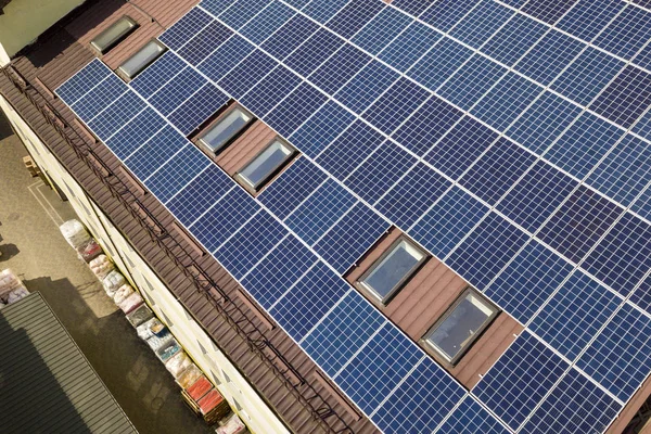 Widok z lotu ptaka na wiele paneli słonecznych zamontowanych w budynku przemysłowym — Zdjęcie stockowe