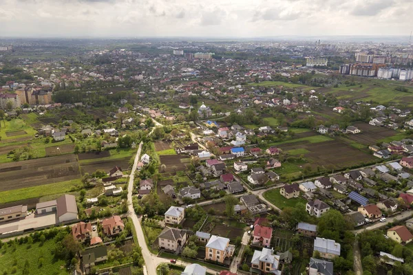 Luchtfoto van kleine stad of dorp met rijen van — Stockfoto