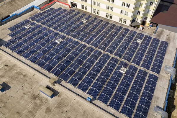 Widok z lotu ptaka na wiele paneli słonecznych zamontowanych w budynku przemysłowym — Zdjęcie stockowe