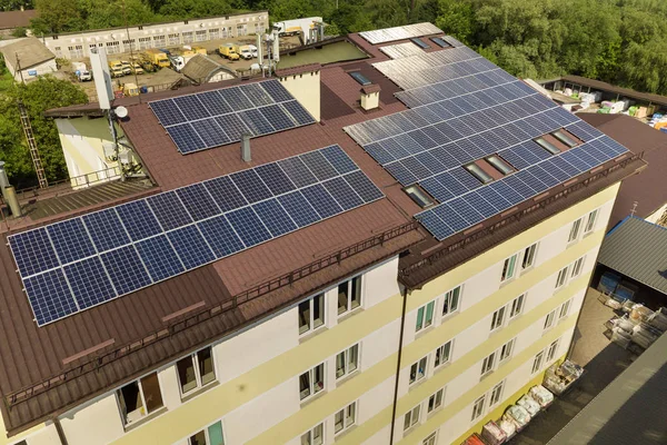 Veduta aerea di molti pannelli solari montati di edifici industriali — Foto Stock