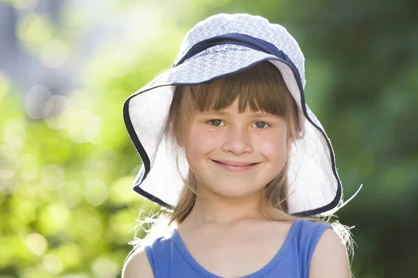 Close-up portret van gelukkig glimlachend klein meisje in een grote hoed. Chi — Stockfoto