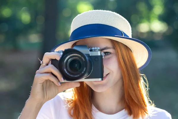 Bastante adolescente con el pelo rojo tomando foto con foto llegó — Foto de Stock