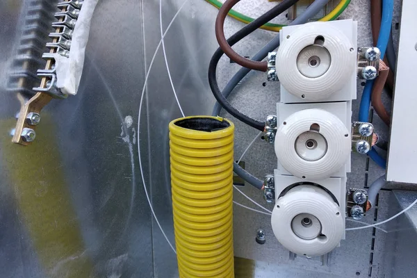 Alambres e interruptores eléctricos en una caja de fusibles . —  Fotos de Stock