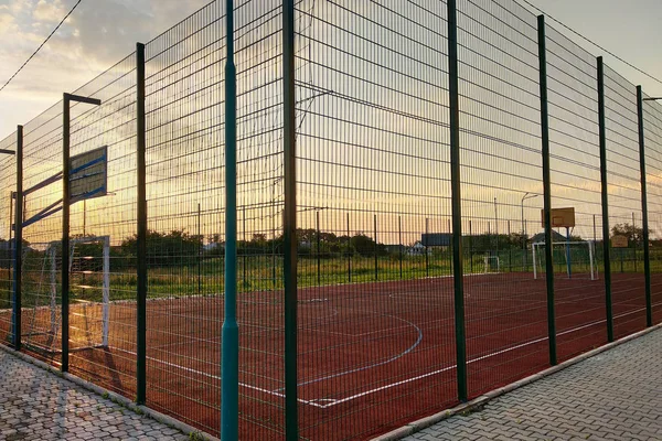 На открытом воздухе мини-футбол и баскетбольная площадка с воротами мяч и б — стоковое фото