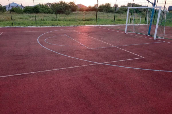 Açık hava mini futbol ve basketbol sahası ile top kapısı ve b — Stok fotoğraf