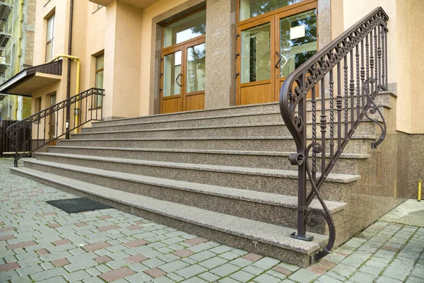 Detail van een huis gevel. Nieuwe granieten trap met metalen balufels — Stockfoto