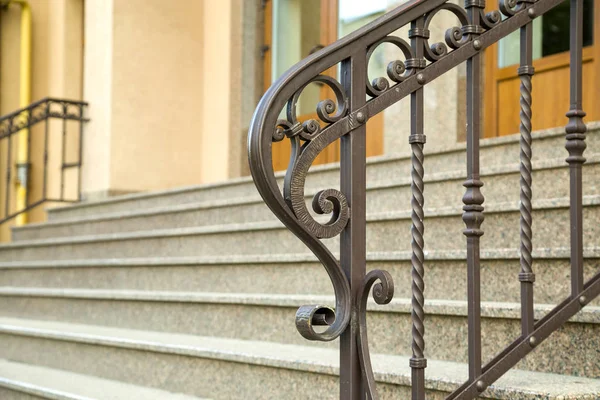 Détail d'une façade de maison. Nouveaux escaliers en granit avec balustrades métalliques — Photo