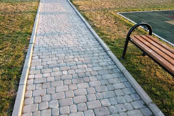 Gros plan du chemin pavé de dalles de pierre au parc ou à l'arrière-cour. Marche. — Photo