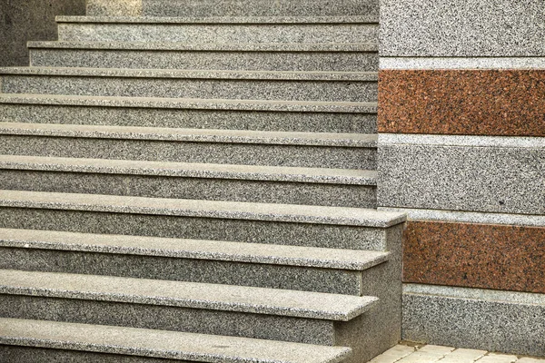 Detalle de una fachada de casa. Nuevas escaleras de granito . —  Fotos de Stock