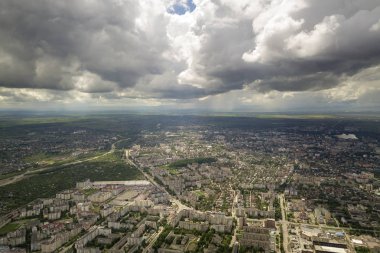 Bina ve kıvrımlı str satırları ile şehir veya şehir havadan görünümü
