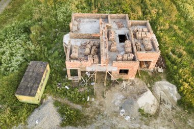 Gelecekteki ev için şantiye havadan görünümü, tuğla bodrum fl