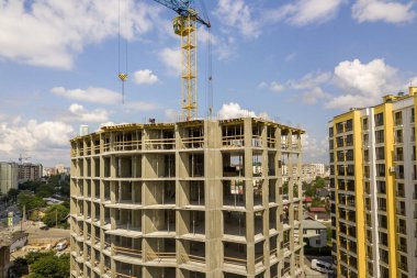 Apartman veya ofis yüksek beton bina yapım aşamasında.