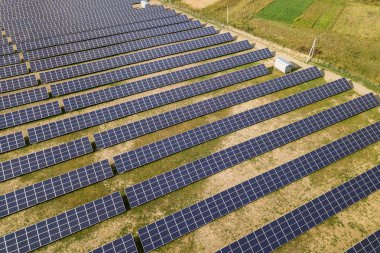 Güneş enerjisi santralinin havadan görünümü. Üretmek için elektrik panelleri 