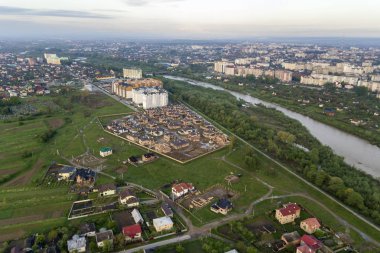 Yerleşim alanı ve su ile Ivano-Frankivsk şehir havadan görünümü
