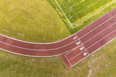 Kırmızı koşu pistleri ve yeşil çim en iyi görünümü. Altyapı
