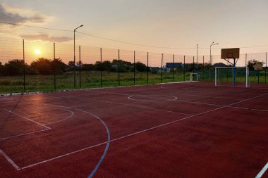 Açık hava mini futbol ve basketbol sahası ile top kapısı ve b