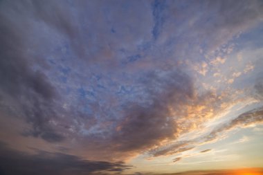 dramatik günbatımı gökyüzü turuncu bulutlar ile.