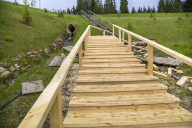 Yeni ahşap merdivenler açık havada. Marangozlar çalışır.