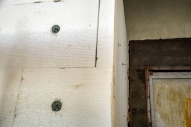 Strafor levhalı ev duvarlarının yalıtım işi.