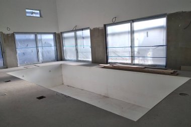 Yenileme çalışmaları altında büyük swimmig havuzu ile bir evin iç