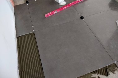 Seramik kiremit ve çatı ustası için araçlar. Kat yükleme döşer. Hom