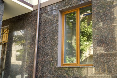 G yüzeyi ile bir bina cephesinin bir kısmının yakından görünümü