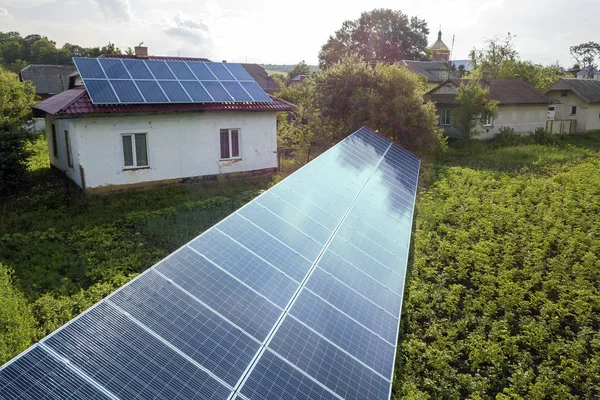 クリーンエネルギーのための青いソーラーパネルを持つ家の航空写真. — ストック写真