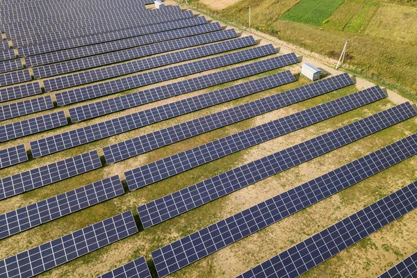 Vista aérea de la central solar. Paneles eléctricos para producir —  Fotos de Stock