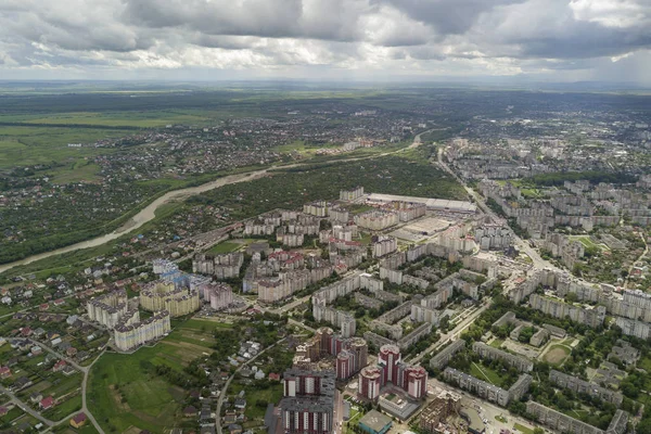Luftaufnahme der Stadt mit Häuserzeilen und kurvenreicher Straße — Stockfoto