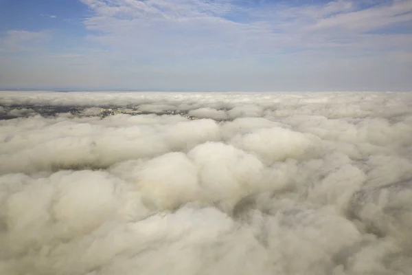 Luftaufnahme über weißen Wolken und klarem blauen Himmel. — Stockfoto