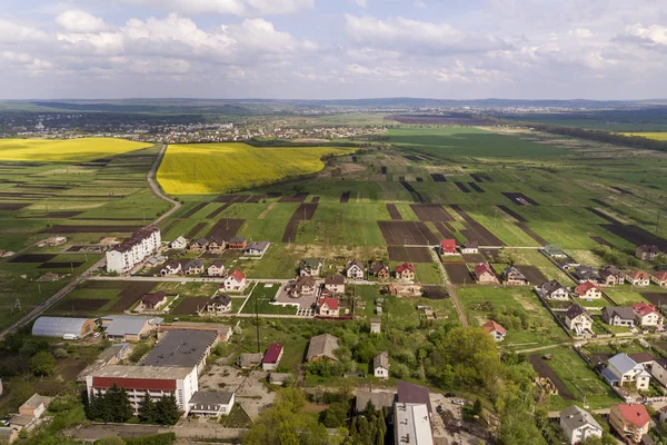 Paisaje aéreo de pequeña ciudad o pueblo con filas de residentes — Foto de Stock