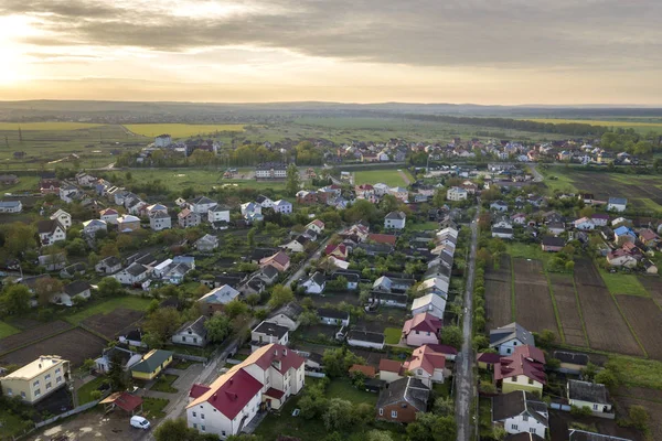 Paisaje aéreo de pequeña ciudad o pueblo con filas de residentes — Foto de Stock