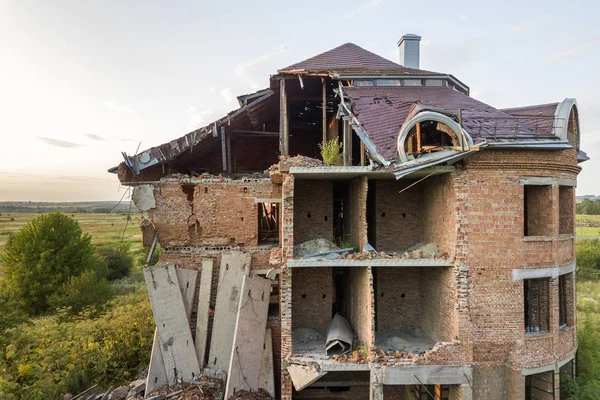 Antigo edifício arruinado após o terramoto. Uma casa de tijolos desmoronada  . — Fotografia de Stock