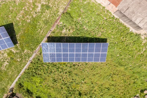 农村太阳能电池板的鸟瞰图. — 图库照片