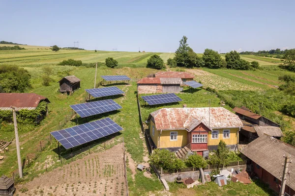 Luftaufnahme von Sonnenkollektoren im ländlichen Raum. — Stockfoto