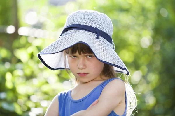 Retrato de close-up de uma menina séria com um chapéu grande. Criança hav — Fotografia de Stock