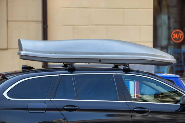 Ciの側面に駐車屋根に荷物箱を持つ近代的な車 — ストック写真