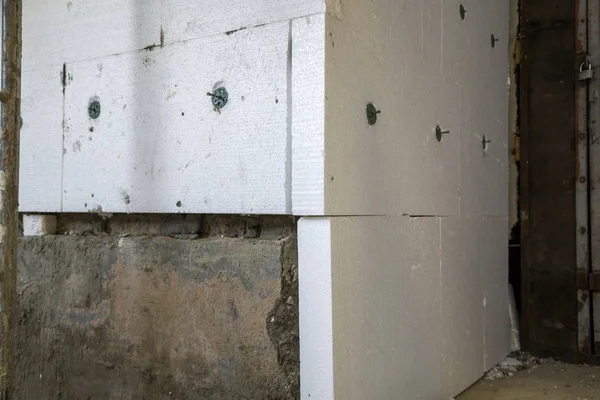 스티로폼 시트와 집 벽의 절연 작업. — 스톡 사진