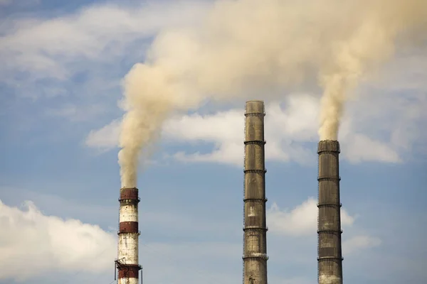 Теплова електростанція високі труби з товстим димом. Забруднення — стокове фото