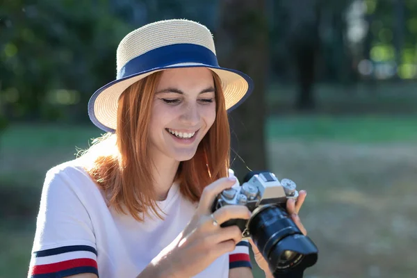 Hezká mladá dívka s červenými vlasy fotografická s fotkou — Stock fotografie