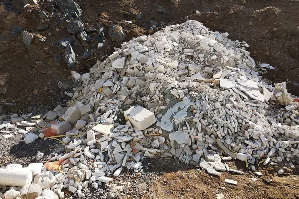 Stos złamanych tynków śmieci na placu budowy. — Zdjęcie stockowe
