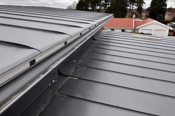 Närbild detalj av husets tak tillverkad av grå metallplåt. — Stockfoto