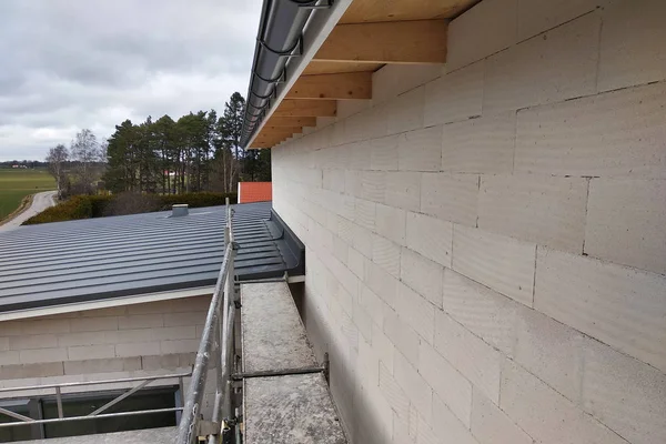 Façade du bâtiment faite de blocs blancs avec de grandes fenêtres sous — Photo