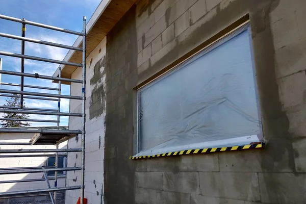 Ventana de una casa en construcción cubierta con pla protector —  Fotos de Stock